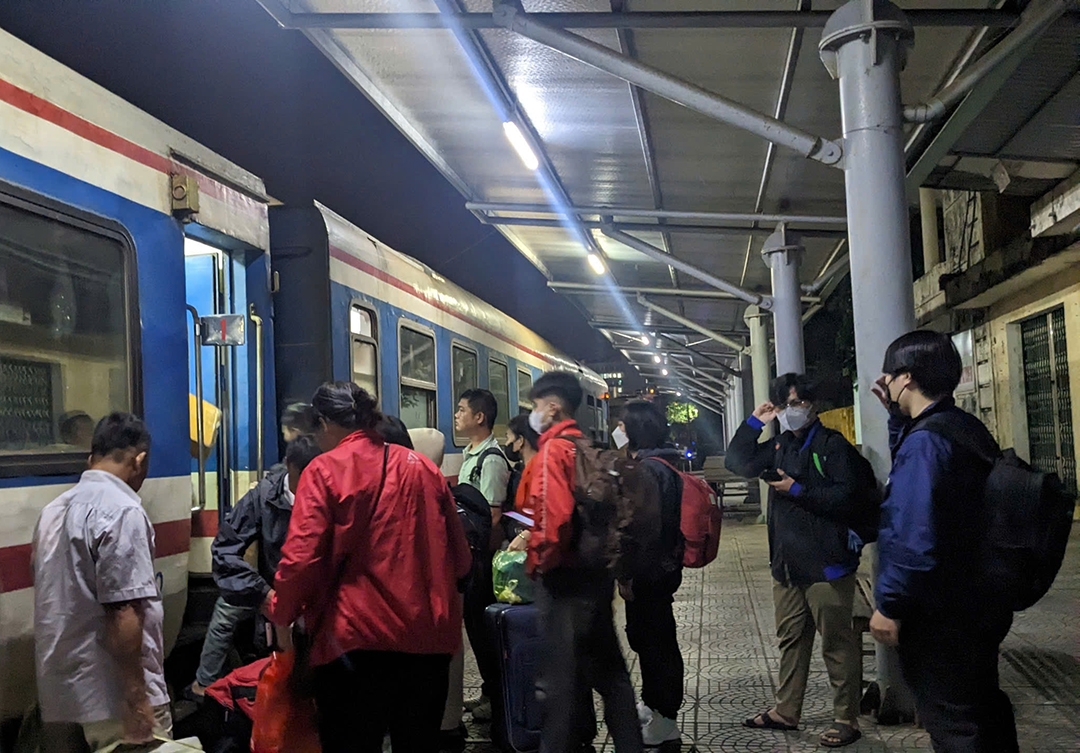 tàu lửa chở hàng trật bánh khi qua đèo hải vân hình ảnh 4 tau lua cho hang trat banh khi qua deo hai van hinh anh 4