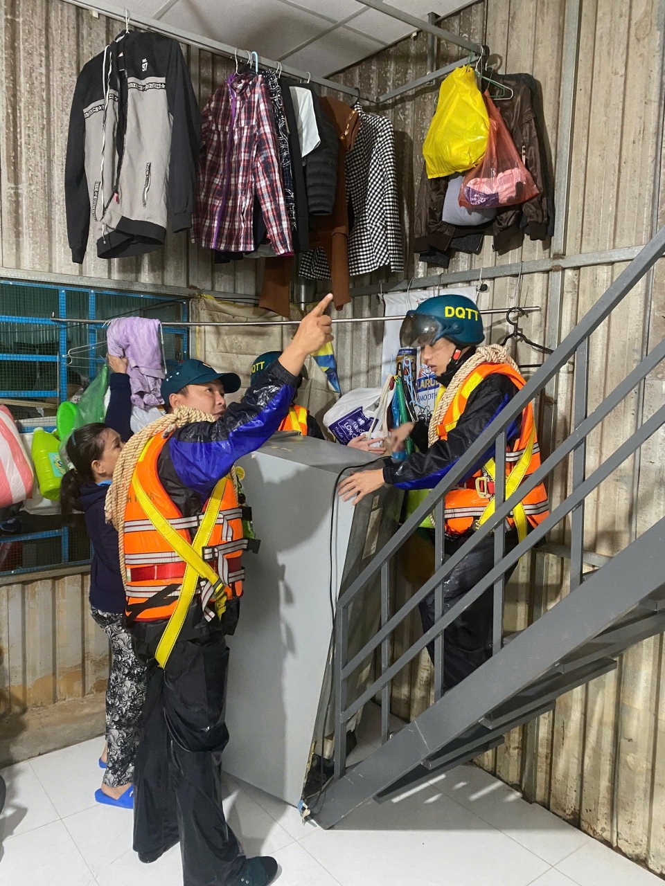 lực lượng vũ trang quân khu 5 hỗ trợ dân Đà nẵng chống ngập hình ảnh 3 luc luong vu trang quan khu 5 ho tro dan Da nang chong ngap hinh anh 3