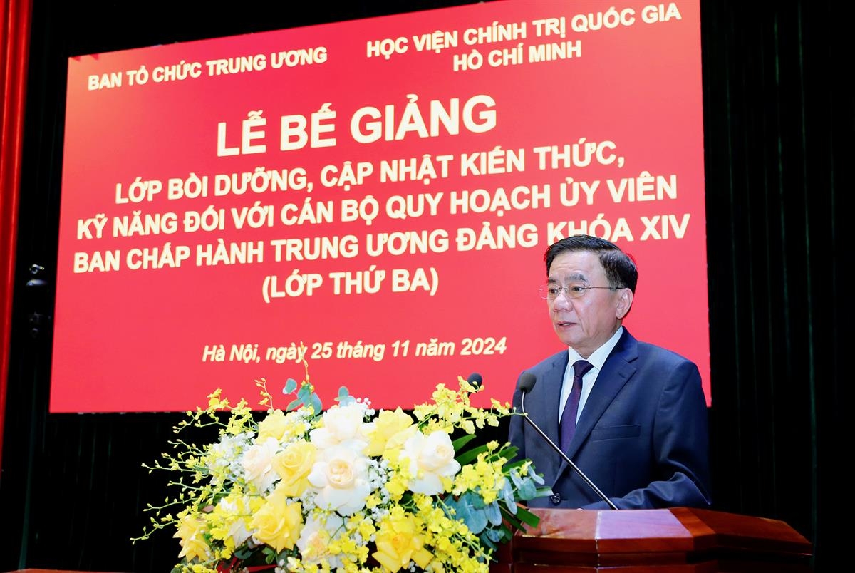 Ông Trần Cẩm Tú dự Lễ Bế giảng lớp Bồi dưỡng cán bộ quy hoạch UVTƯ Đảng khóa 14