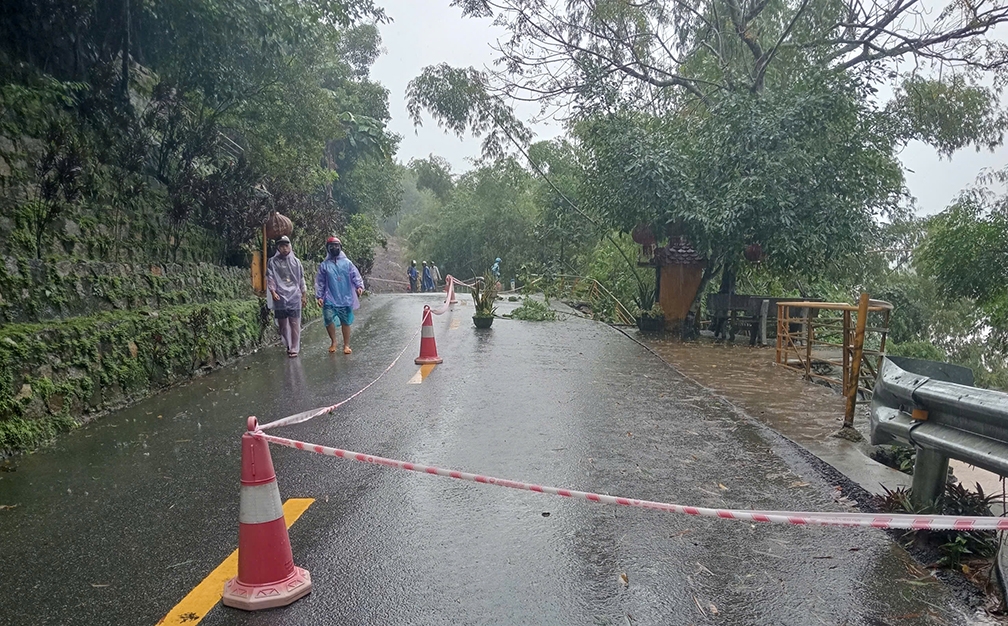 mưa lớn kéo dài gây sạt lở, chia cắt giao thông ở quảng ngãi hình ảnh 6 mua lon keo dai gay sat lo, chia cat giao thong o quang ngai hinh anh 6