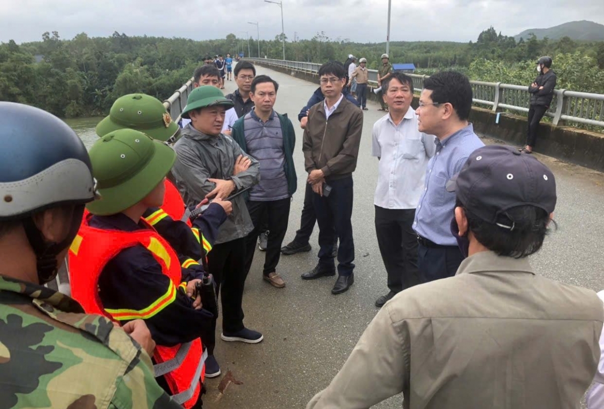 vụ xe rác rơi xuống sông tìm thấy thi thể 2 nạn nhân hình ảnh 2 vu xe rac roi xuong song tim thay thi the 2 nan nhan hinh anh 2