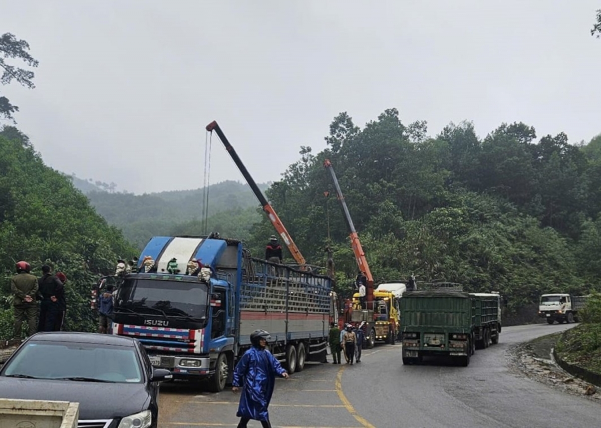quang binh xe tai cho 34 con bo lao xuong vuc, tai xe tu vong hinh anh 2 quang binh xe tai cho 34 con bo lao xuong vuc, tai xe tu vong hinh anh 2