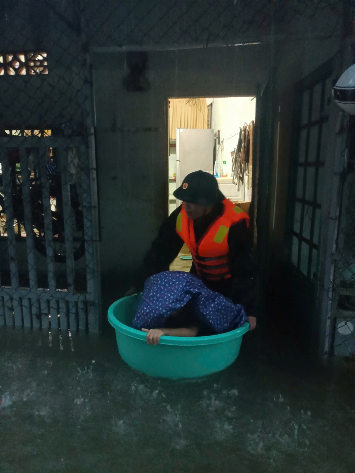 lực lượng vũ trang quân khu 5 hỗ trợ dân Đà nẵng chống ngập hình ảnh 2 luc luong vu trang quan khu 5 ho tro dan Da nang chong ngap hinh anh 2