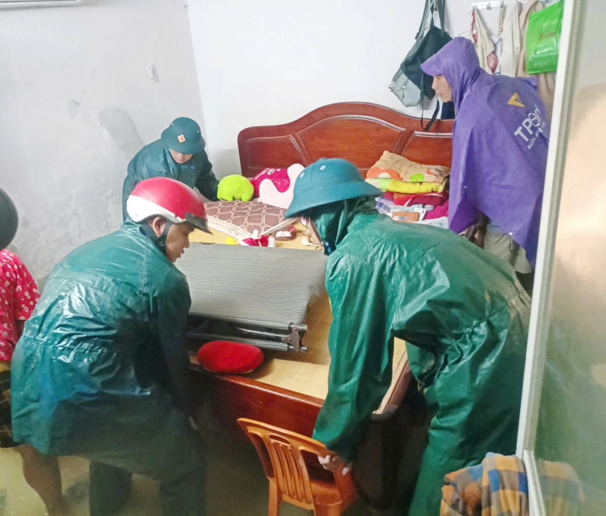 lực lượng vũ trang quân khu 5 hỗ trợ dân Đà nẵng chống ngập hình ảnh 1 luc luong vu trang quan khu 5 ho tro dan Da nang chong ngap hinh anh 1