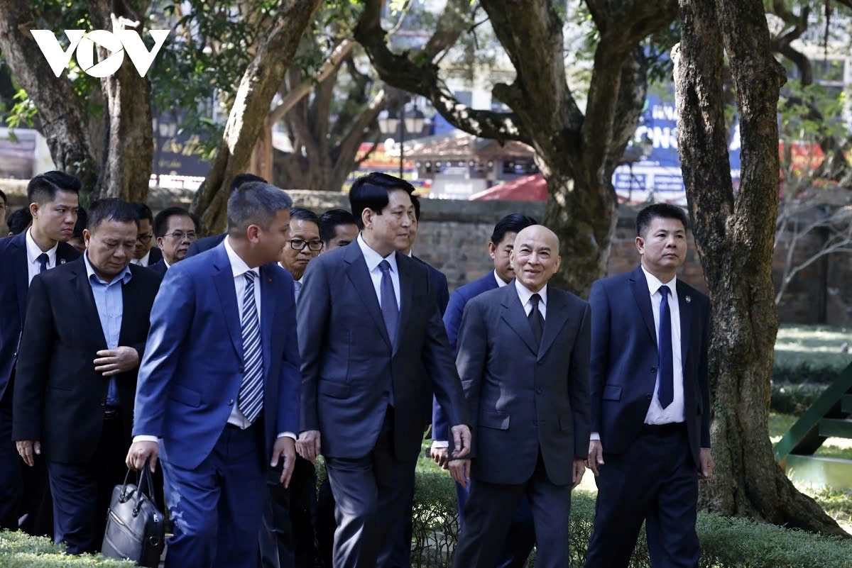 king norodom sihamoni visits historical site, enjoys tea in hanoi picture 1 king norodom sihamoni visits historical site, enjoys tea in hanoi picture 1