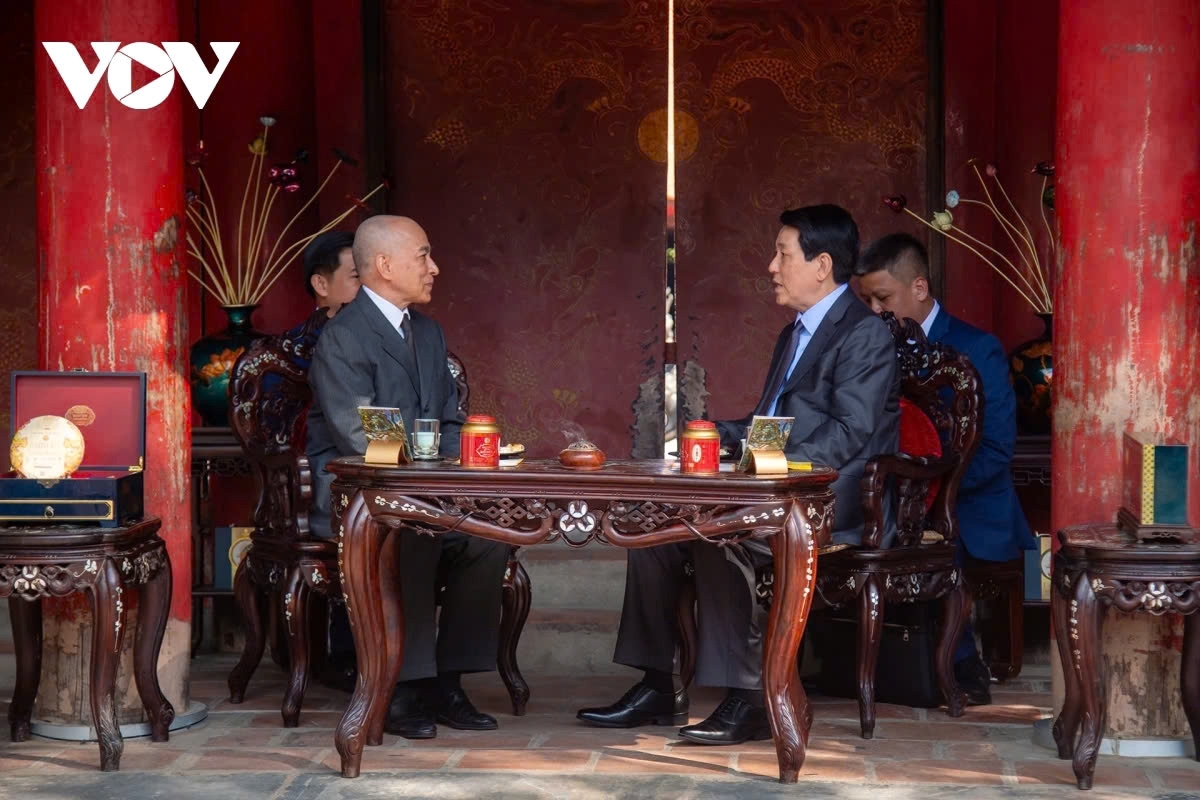 king norodom sihamoni visits historical site, enjoys tea in hanoi picture 2 king norodom sihamoni visits historical site, enjoys tea in hanoi picture 2
