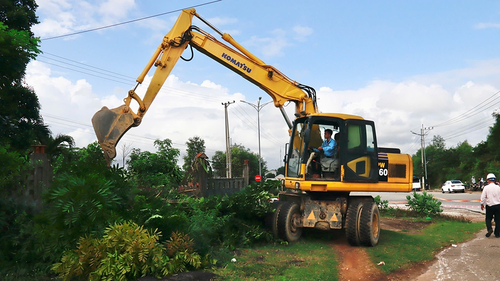 quảng ngãi cưỡng chế khu đất án ngữ giữa đường trong khu kinh tế dung quất hình ảnh 5 quang ngai cuong che khu dat an ngu giua duong trong khu kinh te dung quat hinh anh 5