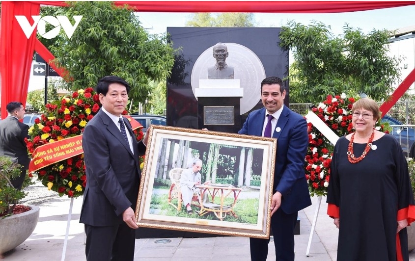 president luong cuong pays floral tribute to president ho chi minh in chile picture 2 president luong cuong pays floral tribute to president ho chi minh in chile picture 2