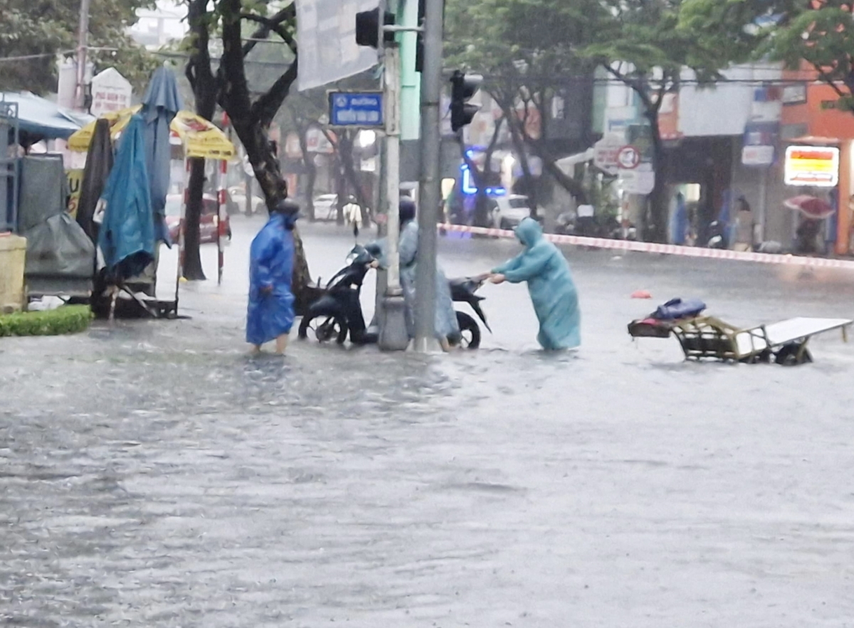 Đà nẵng mưa to, khu dân cư ngập nặng, ô tô mắc kẹt dưới bùn đất hình ảnh 6 Da nang mua to, khu dan cu ngap nang, o to mac ket duoi bun dat hinh anh 6