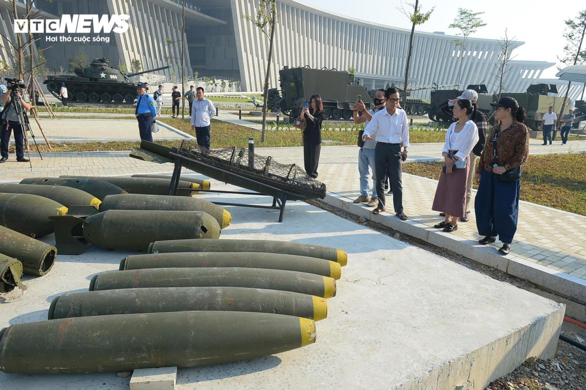 vietnam military history museum opens, visitors are eager to explore treasures picture 4