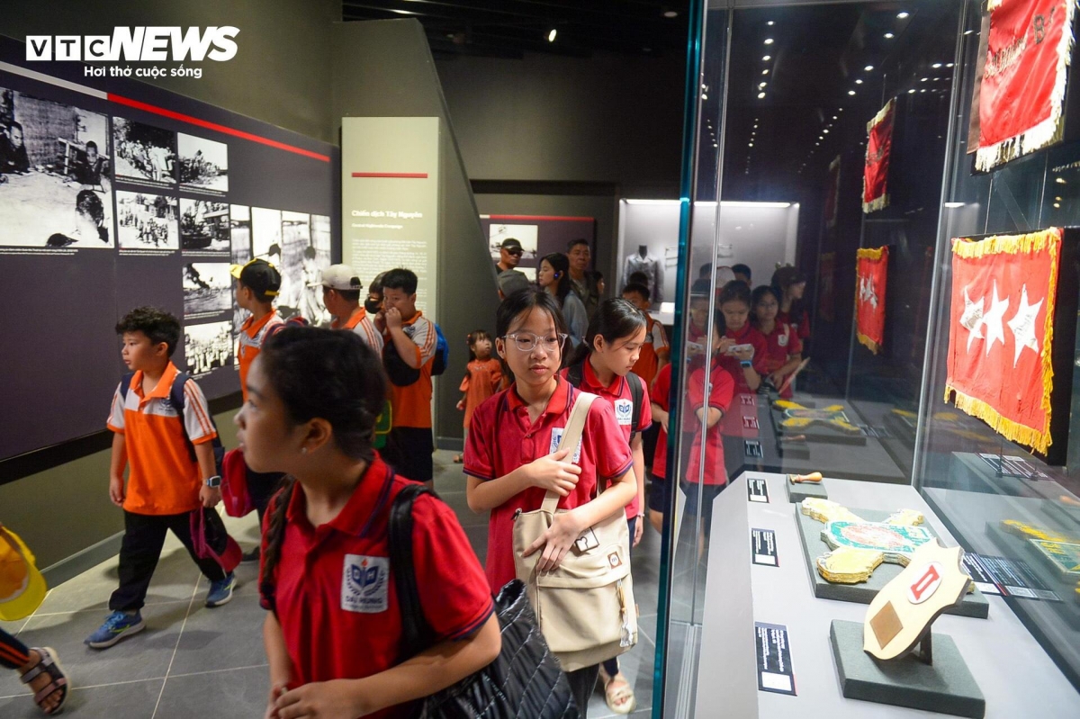 vietnam military history museum opens, visitors are eager to explore treasures picture 8