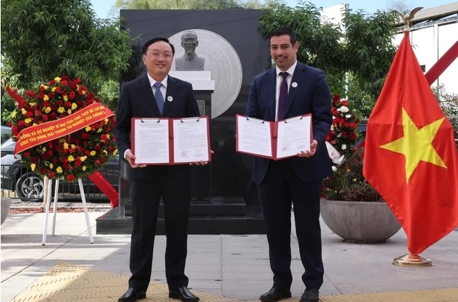president luong cuong pays floral tribute to president ho chi minh in chile picture 7 president luong cuong pays floral tribute to president ho chi minh in chile picture 7