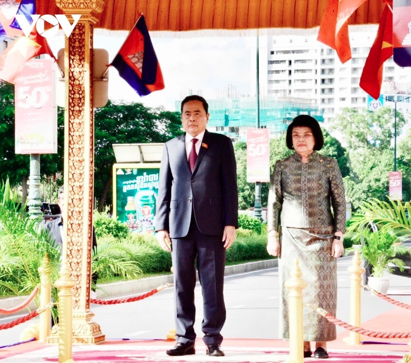 welcome ceremony held for top vietnamese legislator in cambodia picture 1