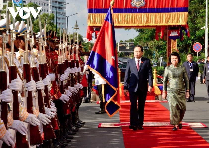 welcome ceremony held for top vietnamese legislator in cambodia picture 2