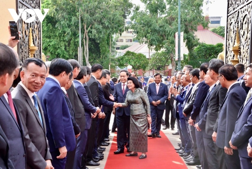 welcome ceremony held for top vietnamese legislator in cambodia picture 3