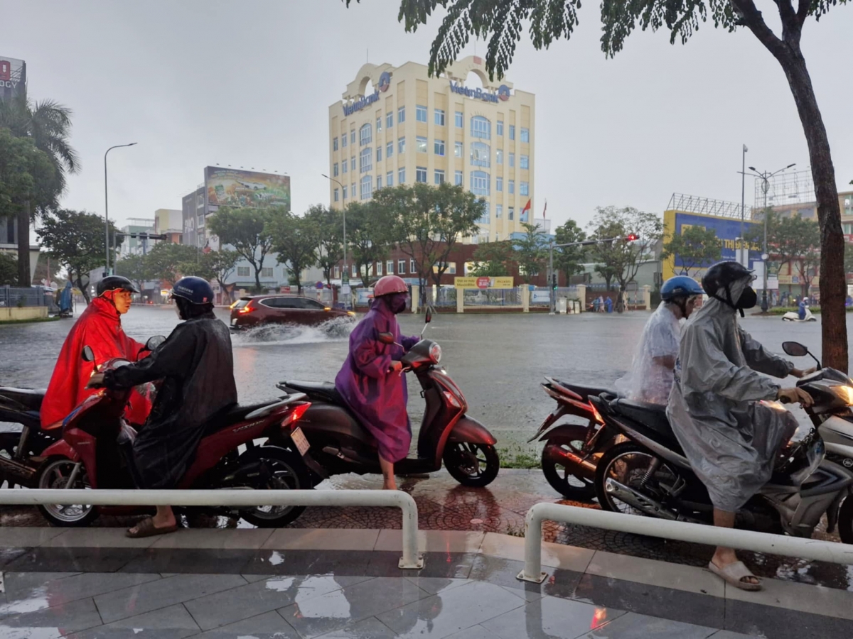 Đà nẵng mưa to, khu dân cư ngập nặng, ô tô mắc kẹt dưới bùn đất hình ảnh 5 Da nang mua to, khu dan cu ngap nang, o to mac ket duoi bun dat hinh anh 5