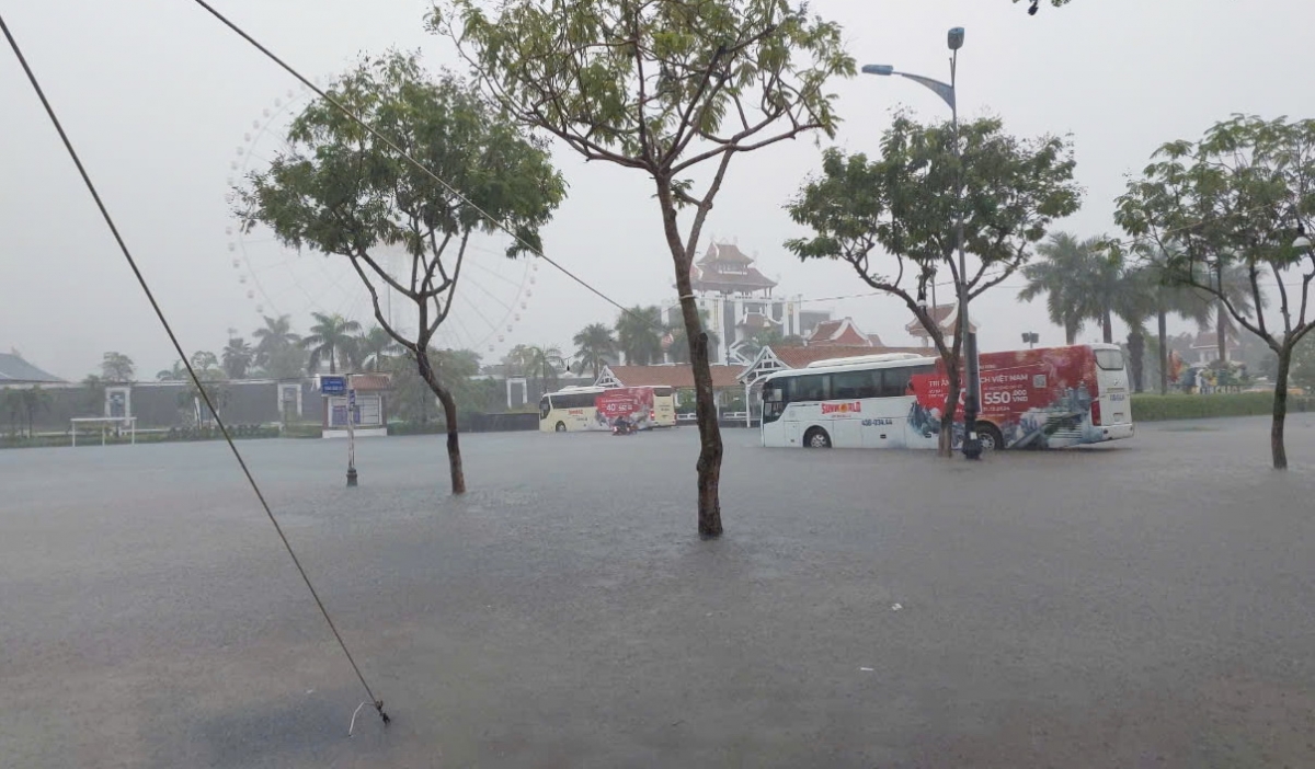 Đà nẵng mưa to, khu dân cư ngập nặng, ô tô mắc kẹt dưới bùn đất hình ảnh 4 Da nang mua to, khu dan cu ngap nang, o to mac ket duoi bun dat hinh anh 4