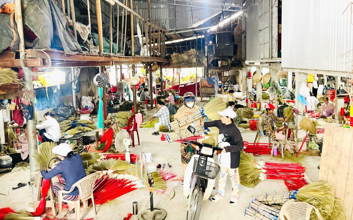 Làng chổi đót Chiêm Sơn tất bật vào vụ sản xuất Tết