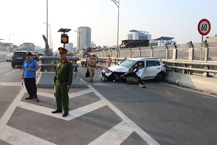 hà nội Ô tô lao thẳng vào dải phân cách, chắn ngang đường vành đai 2 hình ảnh 5 ha noi O to lao thang vao dai phan cach, chan ngang duong vanh dai 2 hinh anh 5