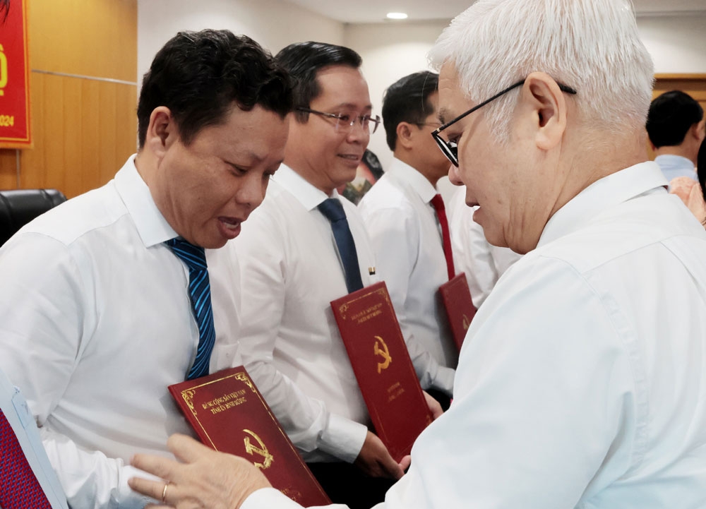 binh duong dieu dong, bo nhiem nhieu can bo chu chot hinh anh 2