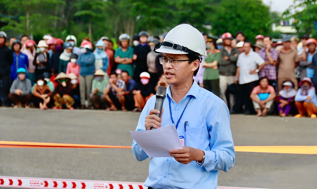 quảng ngãi cưỡng chế khu đất án ngữ giữa đường trong khu kinh tế dung quất hình ảnh 4 quang ngai cuong che khu dat an ngu giua duong trong khu kinh te dung quat hinh anh 4