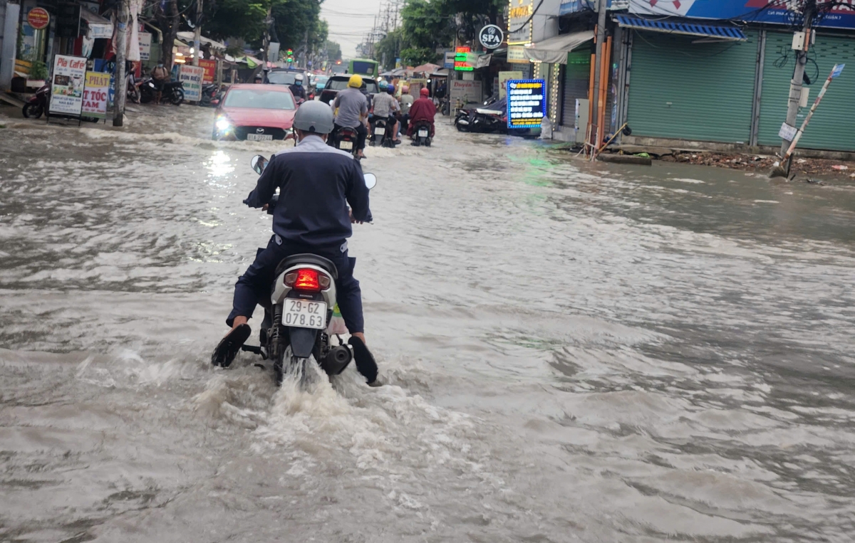 trieu cuong dat dinh gay ngap nhieu tuyen duong o tp.hcm hinh anh 6