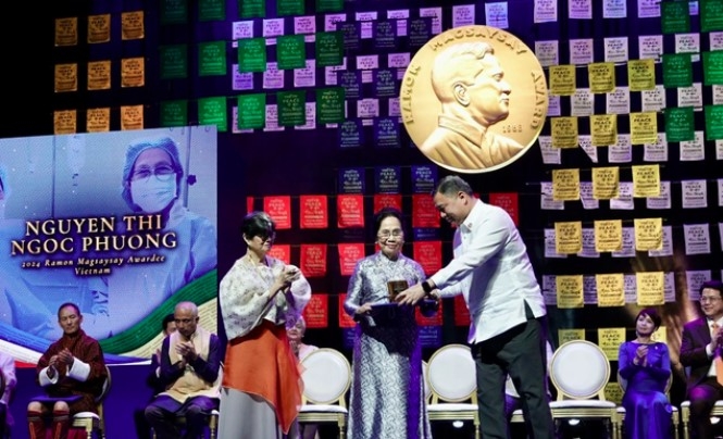 vietnamese female professor receives ramon magsaysay award picture 1