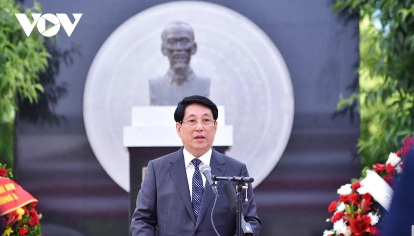 president luong cuong pays floral tribute to president ho chi minh in chile picture 5