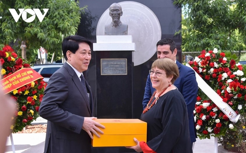president luong cuong pays floral tribute to president ho chi minh in chile picture 3 president luong cuong pays floral tribute to president ho chi minh in chile picture 3
