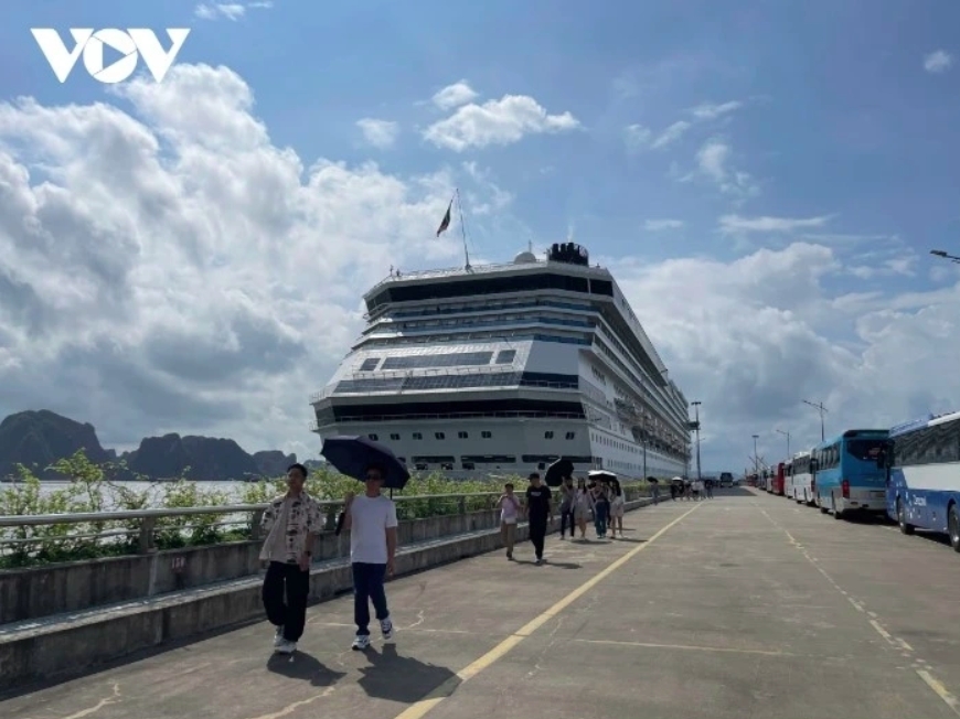 60 cruise ships set to bring 90,000 foreign travelers to quang ninh in 2025 picture 1