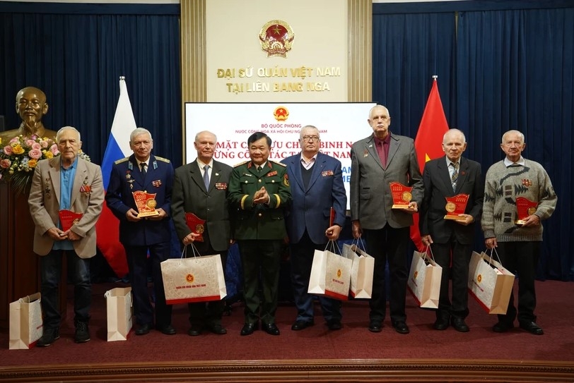 Vietnam’s defence ministry honours Russian veterans