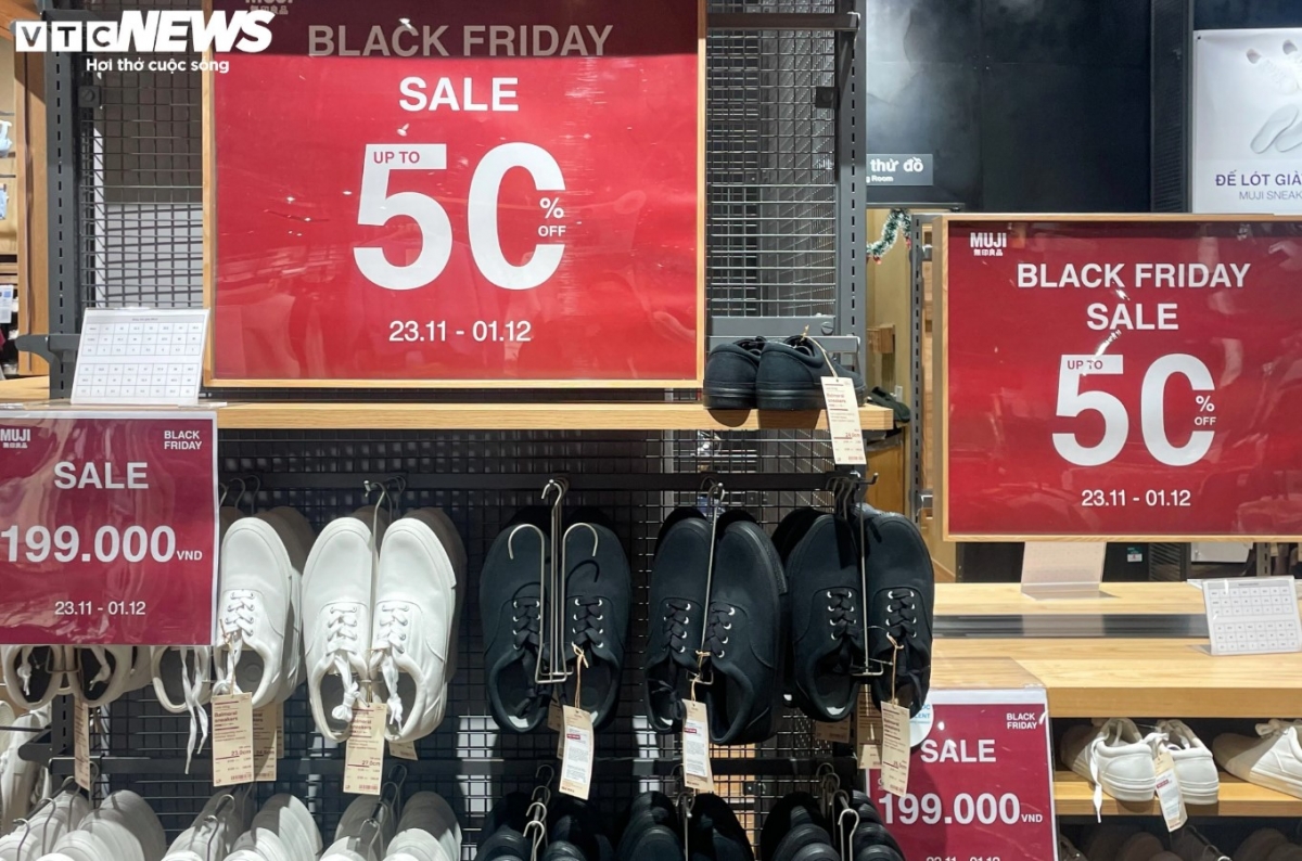 fashion stores offer up to 90 discounts on black friday to woo consumers picture 8