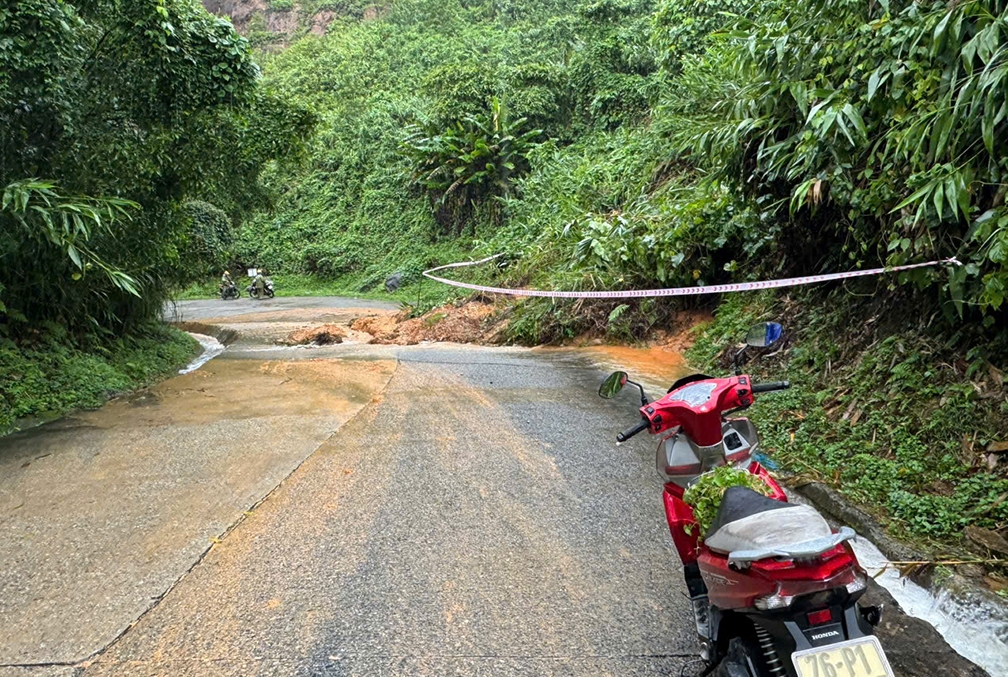 quảng ngãi cầu tràn thạch nham bị ngập, cấm người dân qua lại hình ảnh 3 quang ngai cau tran thach nham bi ngap, cam nguoi dan qua lai hinh anh 3