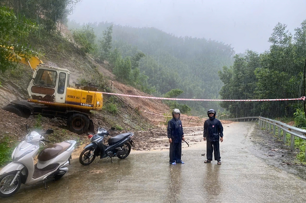 mưa lớn kéo dài gây sạt lở, chia cắt giao thông ở quảng ngãi hình ảnh 1 mua lon keo dai gay sat lo, chia cat giao thong o quang ngai hinh anh 1