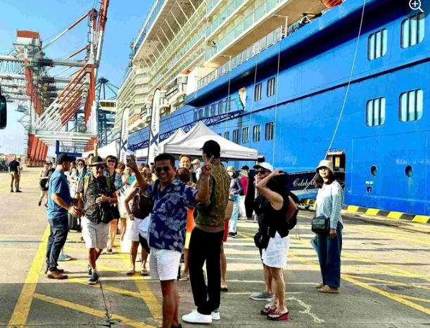 Cruise ship brings tens of thousands of foreign tourists to Vietnam