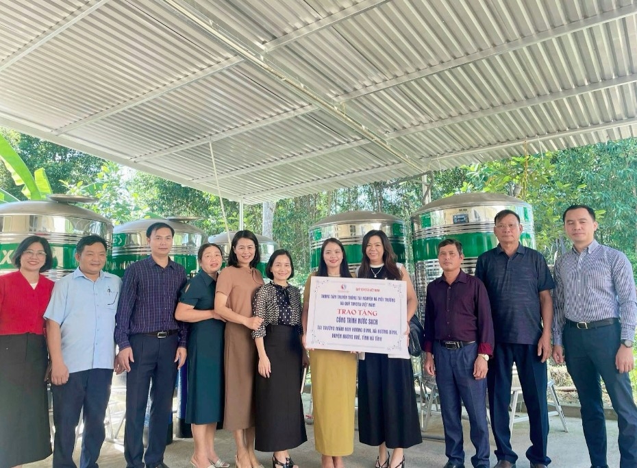 quỹ toyota việt nam mang nước sạch tắm mát những vùng đất khô cằn hình ảnh 1 quy toyota viet nam mang nuoc sach tam mat nhung vung dat kho can hinh anh 1