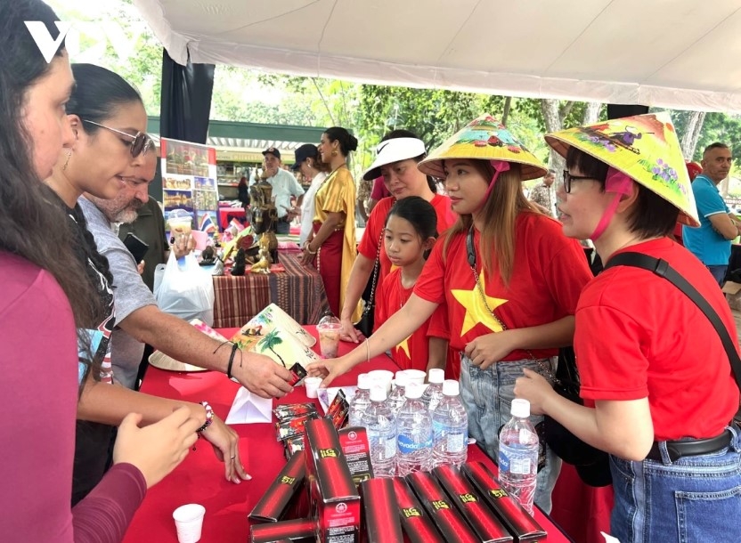 vietnamese cuisine impresses visitors at 2024 asean bazaar in venezuela picture 2