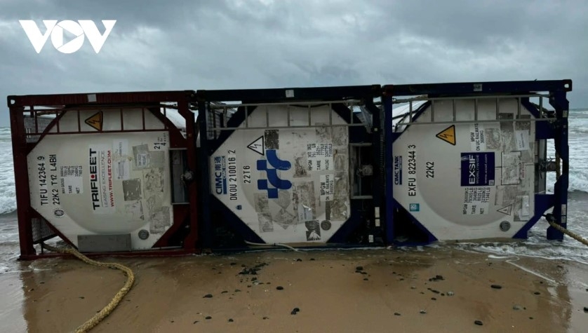 china marine buoy washed ashore onto quang ngai beach picture 2