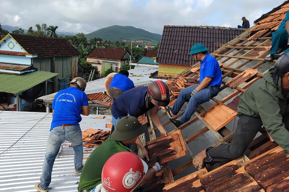 lốc xoáy làm 36 nhà dân ở quảng ngãi bị tốc mái hình ảnh 3 loc xoay lam 36 nha dan o quang ngai bi toc mai hinh anh 3