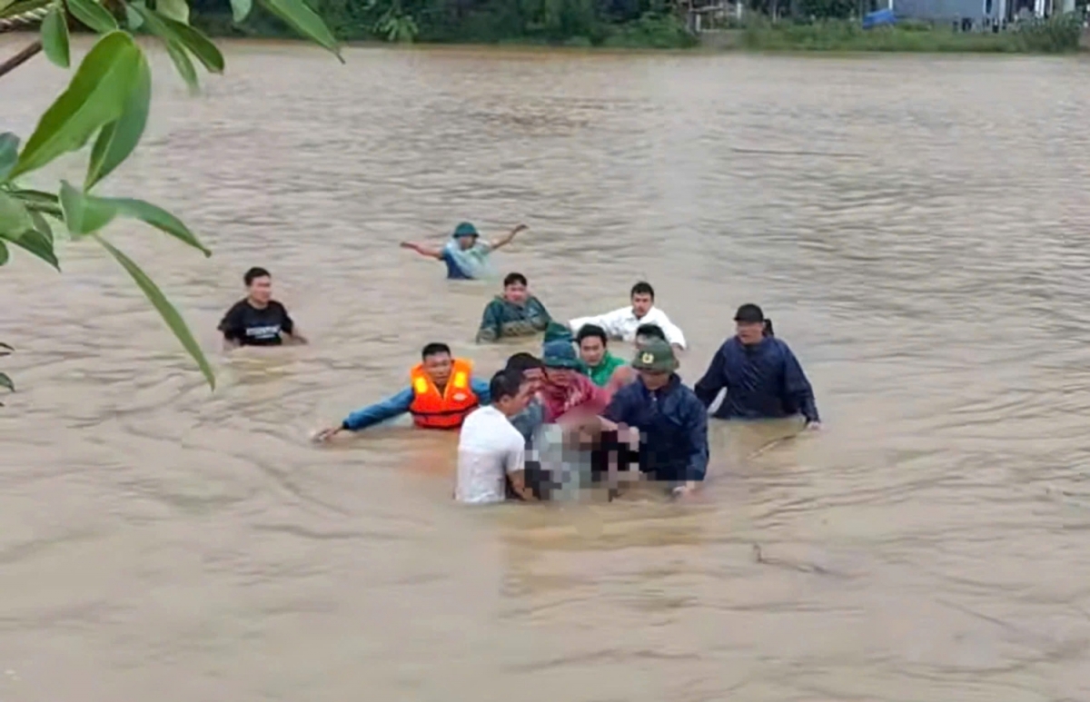 Tìm thấy thi thể người đàn ông mất tích khi cứu học sinh bị lũ cuốn