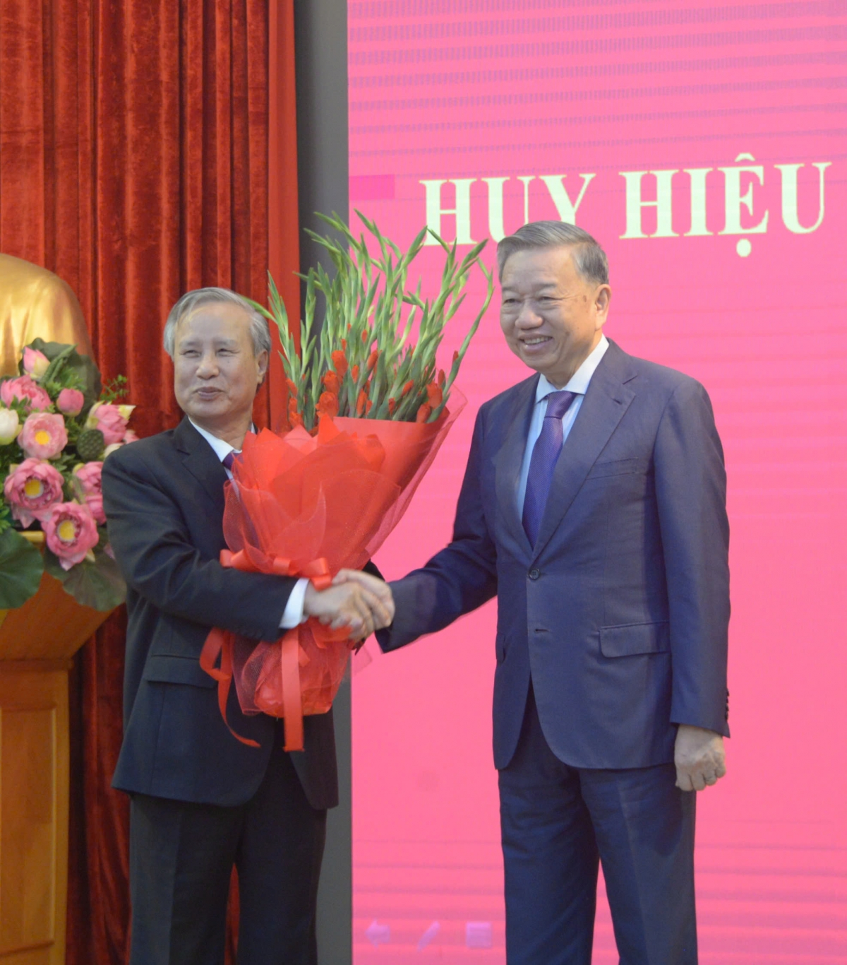 Tổng Bí thư Tô Lâm trao Huy hiệu 45 năm tuổi Đảng tặng ông Trần Quốc Vượng