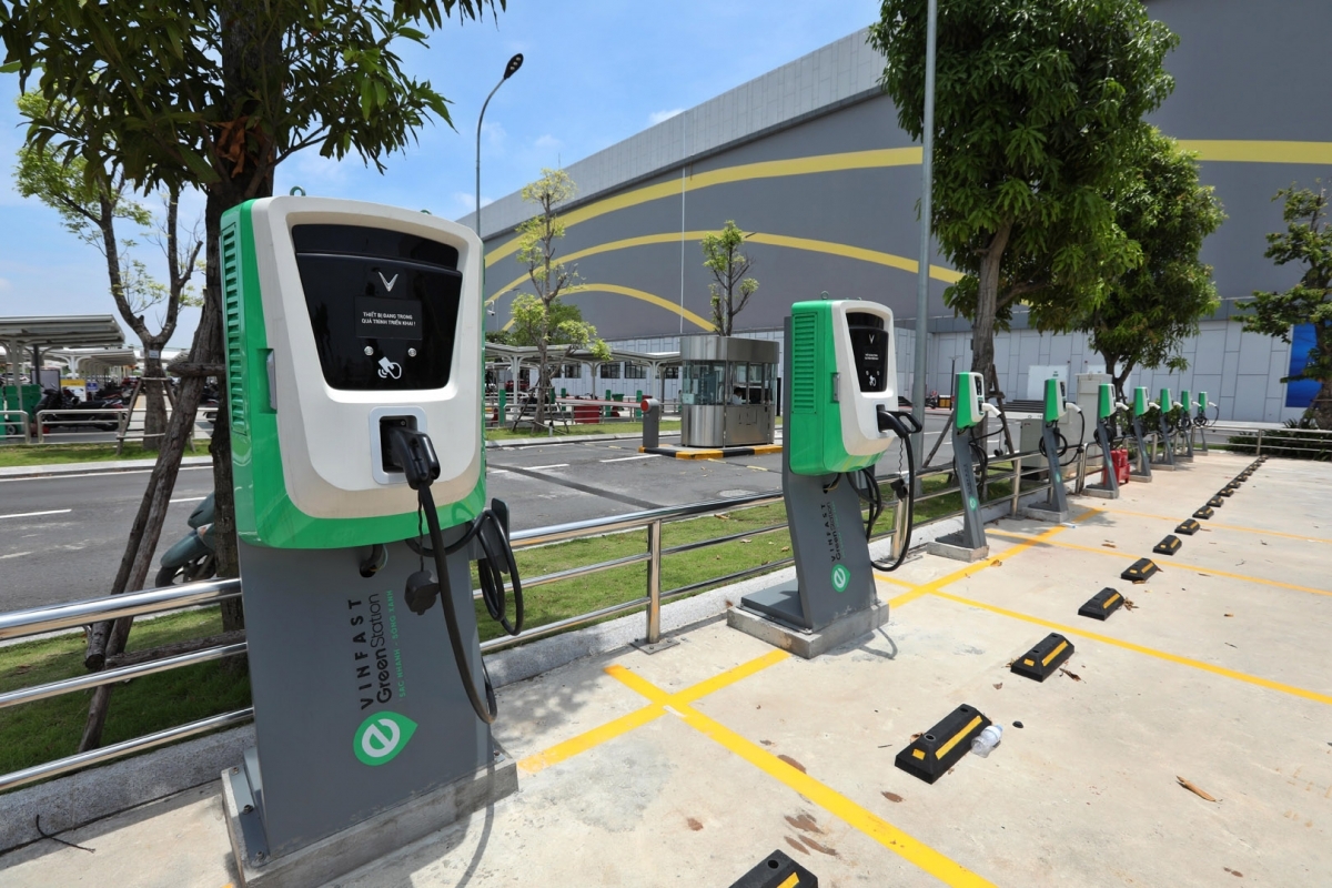 eversolar and v-green cooperate in deploying charging station franchise model picture 1