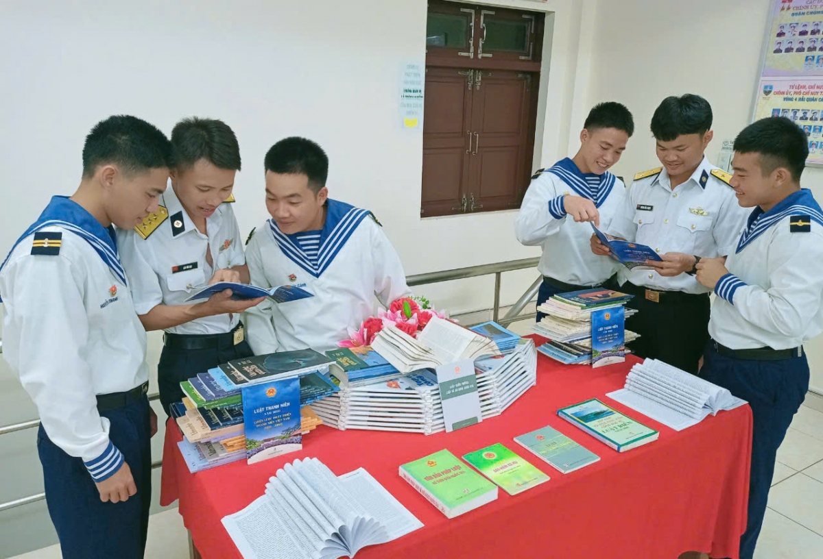nang cao nhan thuc phap luat cho can bo, chien si vung 4 hai quan hinh anh 3 nang cao nhan thuc phap luat cho can bo, chien si vung 4 hai quan hinh anh 3