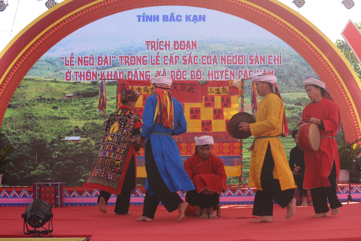 Trình diễn trích đoạn lễ hội, nghi thức sinh hoạt văn hoá