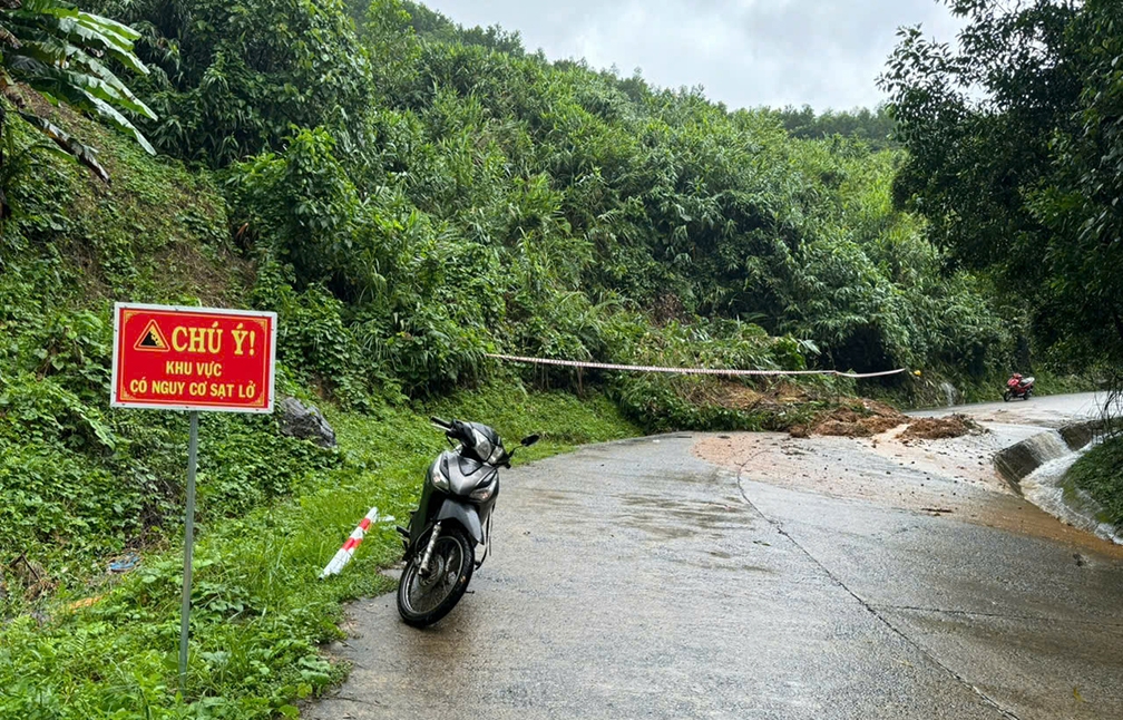 quảng ngãi cầu tràn thạch nham bị ngập, cấm người dân qua lại hình ảnh 2 quang ngai cau tran thach nham bi ngap, cam nguoi dan qua lai hinh anh 2
