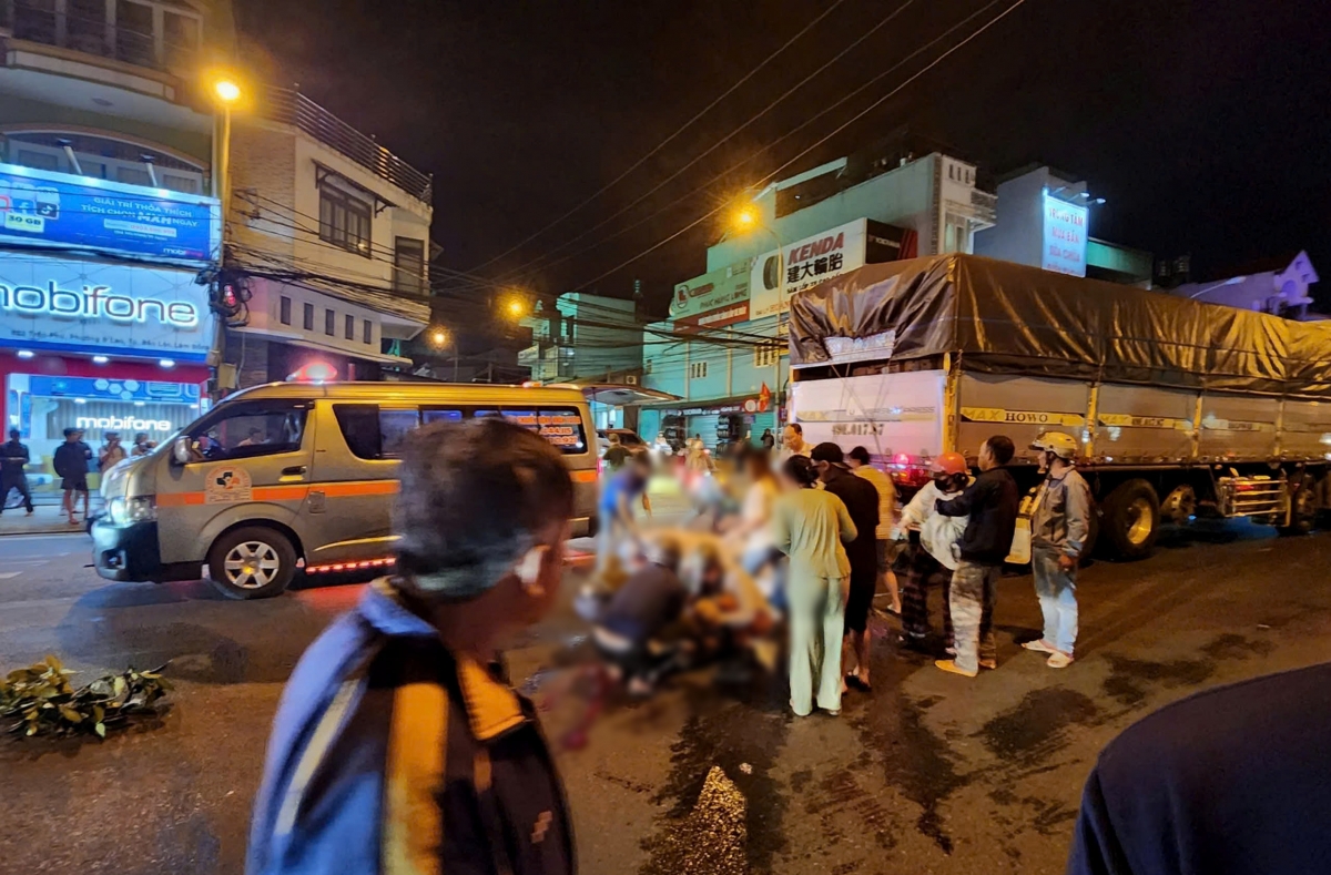 Xe máy va chạm với xe tải, người đàn ông bị cán dập nát 2 chân