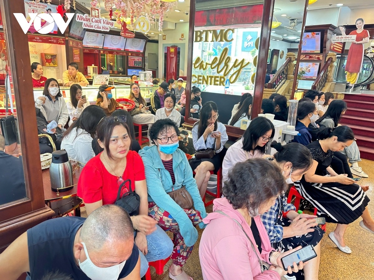 gia vang giam manh, nguoi dan do xo di ban van khong kip hinh anh 2
