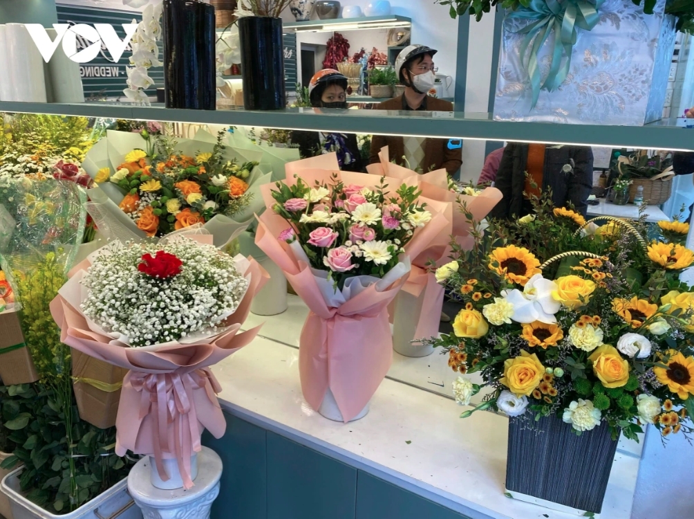 flower and gift market heats up for vietnamese teachers day picture 4