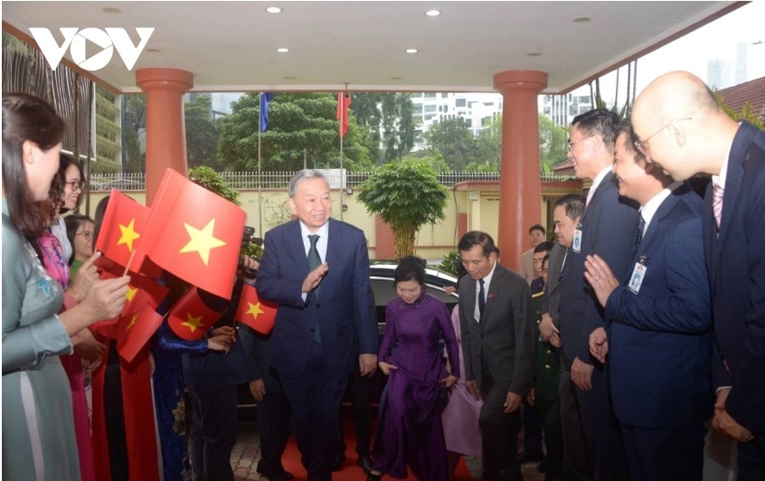 party leader meets outstanding vietnamese nationals, vietnamese community, visits embassy in malaysia picture 2