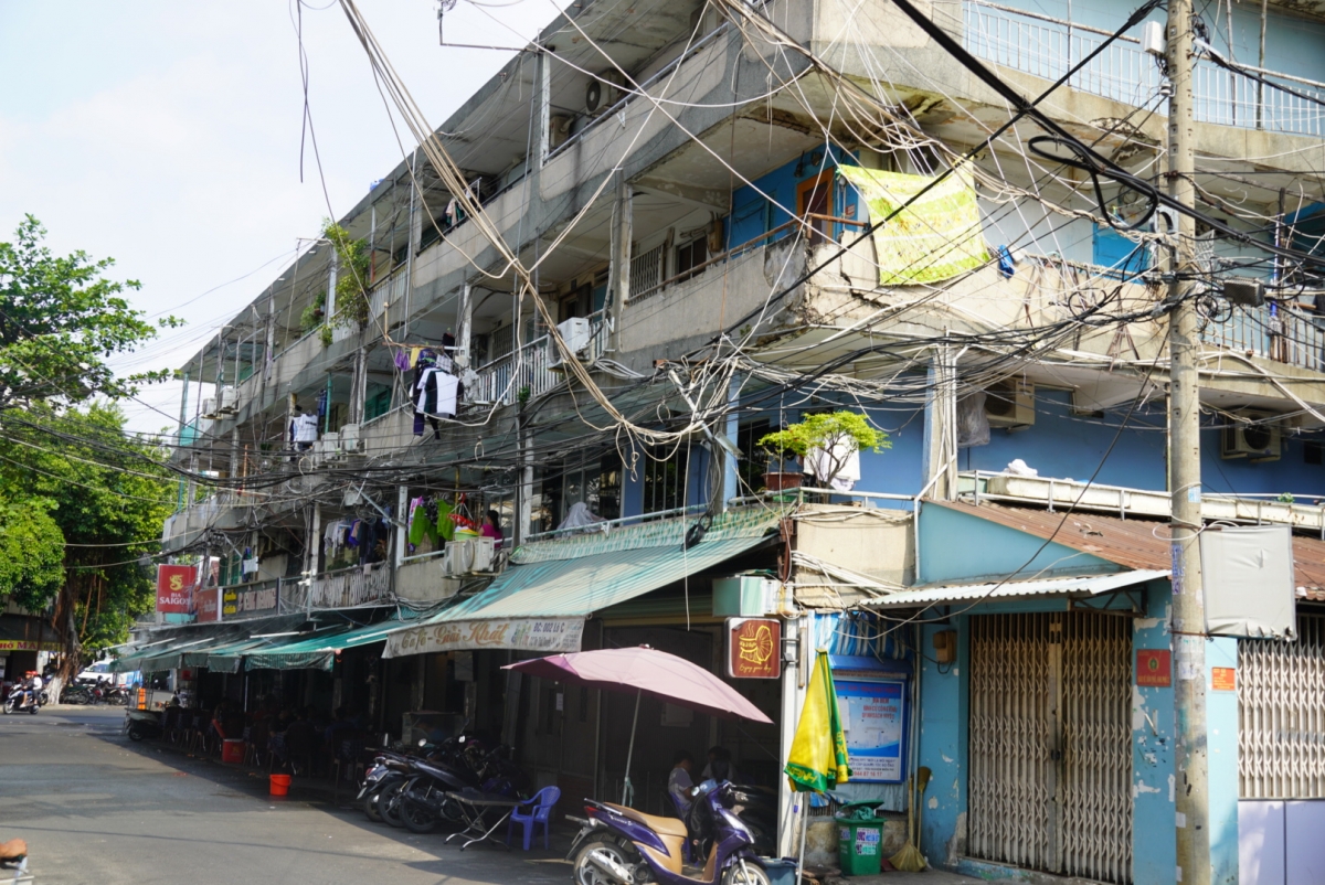 nguoi dan lo lang khi song trong chung cu xuong cap tram trong hinh anh 2